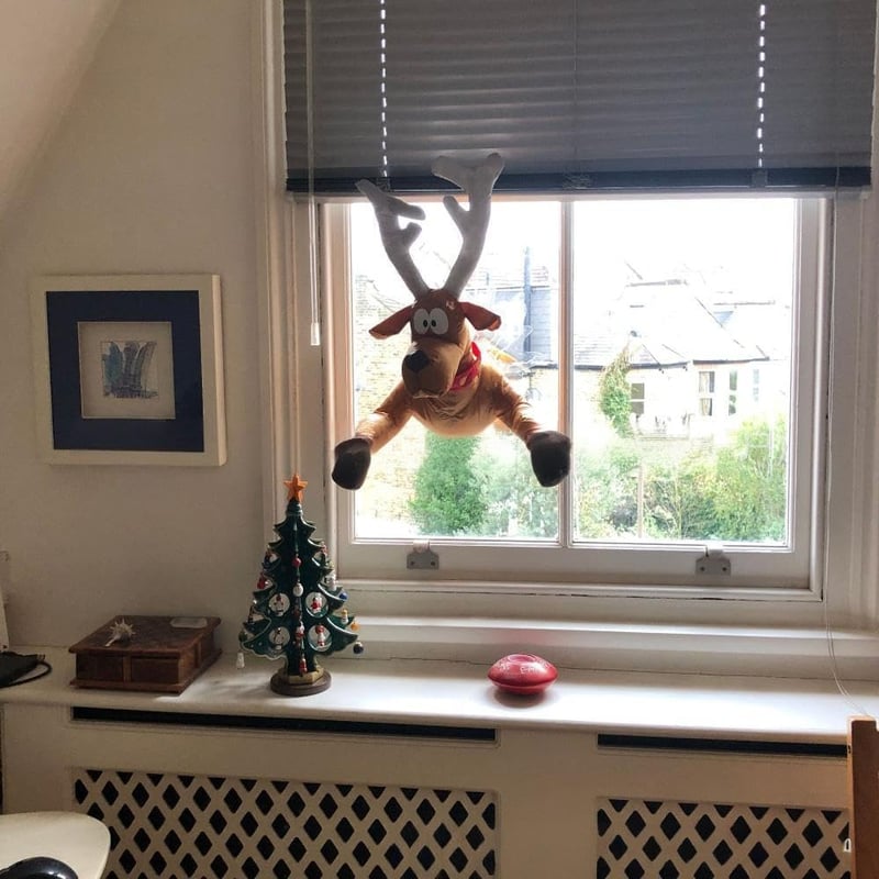 Styrtende Julemand og Rensdyr